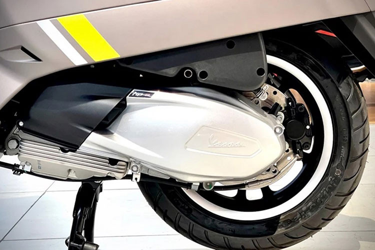 Vespa GTV 2023 sử dụng động cơ xilanh đơn 4 thì 4 van, phun xăng điện tử và làm mát bằng chất lỏng, công suất tối đa 17,5 kW tương đương 23,8 mã lực. Để đảm bảo an toàn cho người lái và tối ưu khả năng vận hành, Vespa GTV 2023 trang bị hệ thống chống bó cứng phanh ABS 2 kênh và chống trượt bánh ASR.