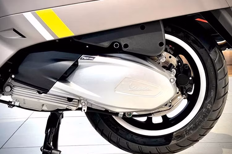 Vespa GTV 2023 sử dụng động cơ xilanh đơn 4 thì 4 van, phun xăng điện tử và làm mát bằng chất lỏng, công suất tối đa 17,5 kW tương đương 23,8 mã lực. Để đảm bảo an toàn cho người lái và tối ưu khả năng vận hành, Vespa GTV 2023 trang bị hệ thống chống bó cứng phanh ABS 2 kênh và chống trượt bánh ASR.