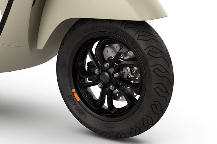 Ở trung tâm của ốp yếm trước, thiết kế cà-vạt đặc trưng với các đường xẻ bên thể thao và viền trang trí màu cam nơi hốc gió. Mâm xe 5 chấu cũng được làm mới, sơn đen nhám với tem sọc cam nổi bật.