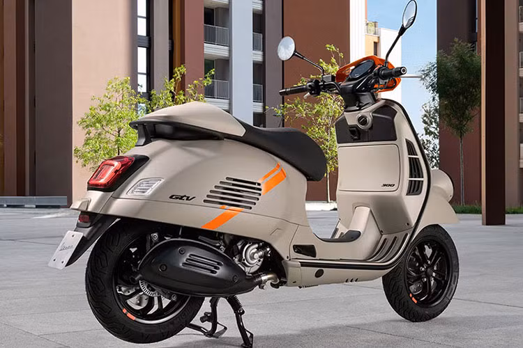 Vespa GTV 2023 mới vẫn giữ vẹn nguyên những nét đặc trưng của dòng xe Vespa GTV nhưng được khoác lên diện mạo mới nhìn thể thao hơn. Sản phẩm hiện có hai tùy chọn màu là màu be bóng Sabbia và màu xám bóng Titanio cùng bộ tem sọc cam chéo bên hông.