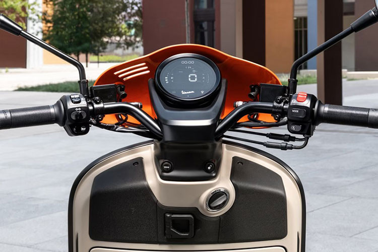 Bảng đồng hồ được che chắn bởi tấm chắn gió nhỏ nhưng hầm hố và bụi bặm lấy cảm hứng từ thế giới xe đua Cụm đồng hồ mới vẫn duy trì kiểu dáng tròn trang nhã, song nâng cấp lên kỹ thuật số nhằm nâng cao trải nghiệm người dùng.