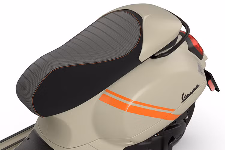 Yên xe đơn với phụ kiện bọc yên rời, được thiết kế trùng với màu thân xe và có thể tháo rời. Cùng với đó là những đường kẻ hoa văn song song trên bề mặt yên, kết hợp cùng đường chỉ khâu sắc sảo tương phản chạy bên hông yên xe. 