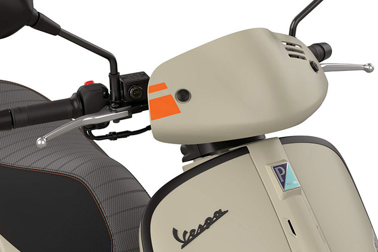 Vespa GTV 2023 vẫn giữ vẹn nguyên những nét đặc trưng không thể thiếu của dòng xe GTV, với cụm đèn pha thấp đặc trưng “Faro Basso” đặt trên tấm chắn bùn phía trước, ghi-đông trần để lộ các chi tiết kim loại sáng bóng…