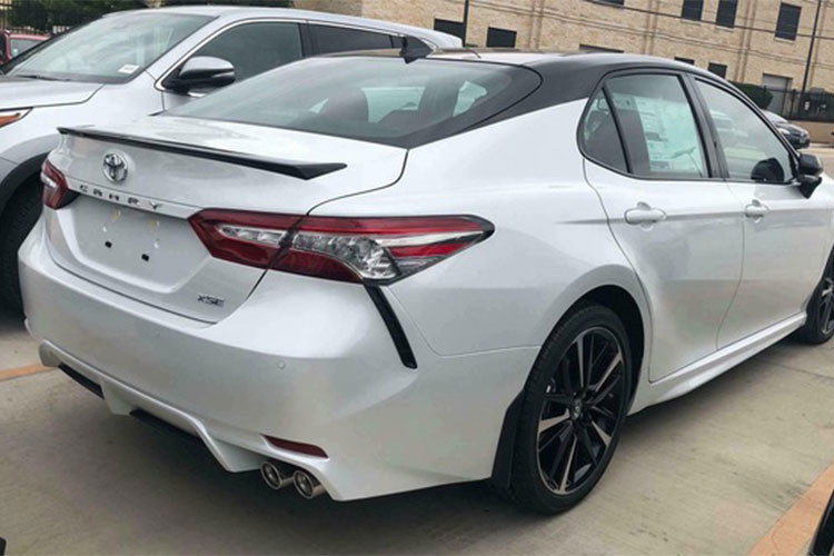 Xe sở hữu chiều dài tổng thể 4.859 mm (tăng 10 mm), rộng 1.834 mm (tăng 13 mm), cao 1.440 mm (giảm 30 mm) và chiều dài cơ sở 2.824 mm. Đặc biệt, toàn bộ dòng Toyota Camry 2018 đều có 10 túi khí và camera lùi. Một số bản của Toyota Camry 2018 còn có tính năng phát hiện điểm mù và cảnh báo giao thông phía sau...