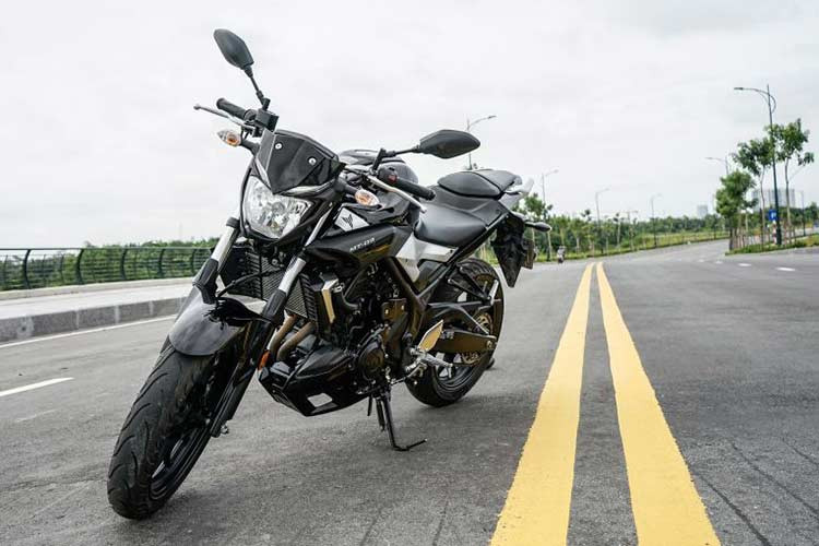 Mẫu xe Yamaha MT-03 mới chính là lựa chọn sáng giá khi được Yamaha Việt Nam phân phối chính hãng. Mang thiết kế naked-bike, MT-03 có tư thế thế ngồi khá thoải mái, tay lái cùng góc đánh lái rộng giúp việc điều khiển MT-03 di chuyển trong thành phố lẫn những chuyến đi tour.