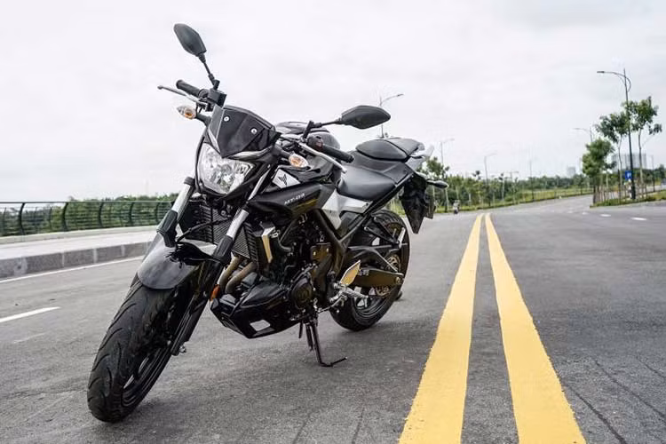 Mẫu xe Yamaha MT-03 mới chính là lựa chọn sáng giá khi được Yamaha Việt Nam phân phối chính hãng. Mang thiết kế naked-bike, MT-03 có tư thế thế ngồi khá thoải mái, tay lái cùng góc đánh lái rộng giúp việc điều khiển MT-03 di chuyển trong thành phố lẫn những chuyến đi tour.