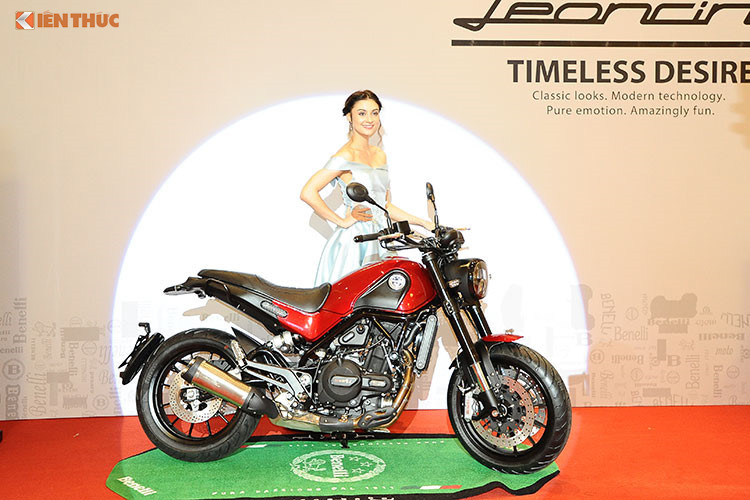 Sở hữu khối động cơ xylanh đôi 500cc, cao nhất trong danh sách này, Benelli Leoncino có công suất lên đến 47,6 mã lực và mômen xoắn cực đại 45 Nm. Dù sở hữu động cơ lớn hơn nhưng Benelli Leoncino có trọng lượng ướt cũng chỉ ngang ngửa với Benelli BN302, ở mức 196kg. Hiện xe đang được bán với giá 148 triệu đồng.