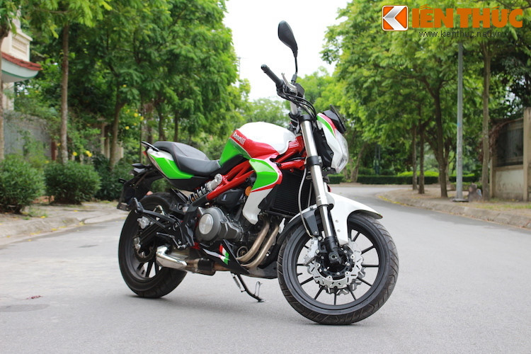 Mẫu xe môtô Benelli BN302 là mẫu naked-bike đến từ thương hiệu xe Ý Benelli. Dù rằng xe được sản xuất tại Trung Quốc nhưng chất lượng cũng như những gì mà xe thể hiện vẫn được đánh giá rất cao. Cạnh tranh trực tiếp với các đối thủ như Kawasaki Z300 hay MT-03 nhưng giá bán của xe rất mềm, ở mức 108 triệu đồng.