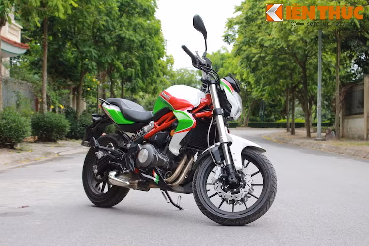 Mẫu xe môtô Benelli BN302 là mẫu naked-bike đến từ thương hiệu xe Ý Benelli. Dù rằng xe được sản xuất tại Trung Quốc nhưng chất lượng cũng như những gì mà xe thể hiện vẫn được đánh giá rất cao. Cạnh tranh trực tiếp với các đối thủ như Kawasaki Z300 hay MT-03 nhưng giá bán của xe rất mềm, ở mức 108 triệu đồng.