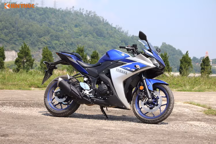 Là phiên bản sport bike của MT-03, mẫu xe môtô Yamaha R3 cũng sử dụng chung khung gầm và động cơ nhưng sở hữu phong cách và tư thế ngồi hoàn toàn khác. Xe sở hữu dàn nhựa quây nối liền thân xe với đầu xe, tay lái clip-on mang đến dáng ngồi chồm thể thao và cặp đèn pha đôi có khả năng chiếu sáng tốt hơn.