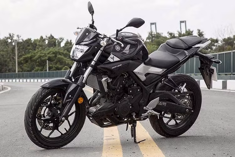 Xe được phát triển từ người anh em Yamaha R3 nên MT-03 có chung khung gầm và động cơ xylanh đôi, dung tích 321cc, sở hữu công suất 41,5 mã lực và mômen xoắn cực đại 29,6 Nm. Hiện tại, giá xe Yamaha MT-03 đang được Yamaha Việt Nam niêm yết ở mức 139 triệu đồng.