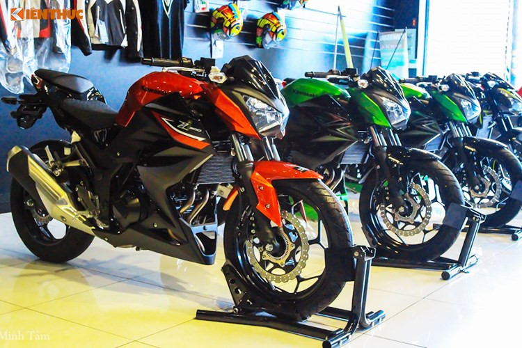 Kawasaki Z300 ABS mới chính là phiên bản naked-bike của mẫu sport bike Kawasaki Ninja 300. Xe thừa hưởng thiết kế từ người đàn anh Z800 với ngoại hình cơ bắp đi kèm nhiều đường nét dữ dằn, được thể hiện rõ nhất ở đầu đèn với đèn pha đôi thiết kế hầm hố và tiện dụng.