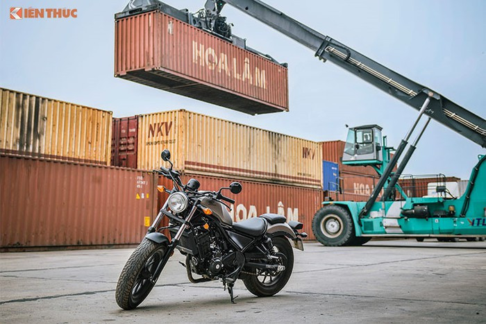 Trong khi các mẫu xe khác trong danh sách này đều mang dáng vẻ hiện đại và thể thao thì Honda Rebel 300 lại có chút cổ điển. Sở hữu cái tên Rebel nên ngoại hình của xe mang dáng dấp cruiser của nhiều năm về trước, tuy nhiên Honda cũng cách tân đôi chút ngoại hình xe để theo kịp thời đại.