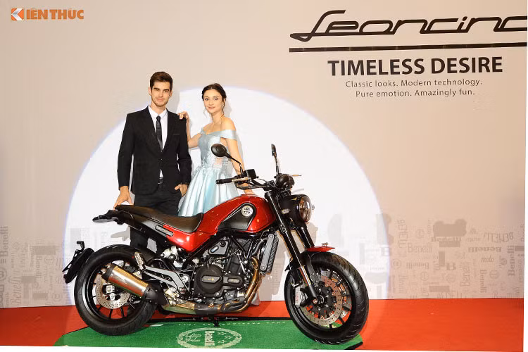 Vào hồi đầu tháng 4/2018, Benelli Việt Nam đã chính thức cho ra mắt thị trường mẫu Scrambler Leoncino 2018 với phong cách tân hoài cổ. Tổng thể xe mang dáng dấp của của một chiếc scrambler cổ điển nhưng sở hữu loạt trang bị hiện đại như hệ thống chiếu sáng LED, giảm xóc hành trình ngược và hệ thống chống bó cứng phanh ABS.