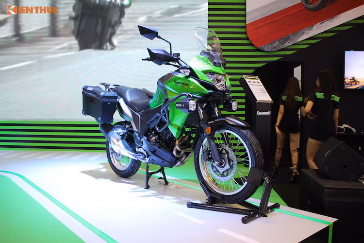 Kawasaki Versys-X 300 về cơ bản là một chiếc xe adventure-touring phân khối nhỏ. Xe được trang bị bình xăng của có dung tích lên đến 17 lít, giúp đảm người lái yên tâm trên những hành trình dài. Thêm vào đó, dù được xếp là xe đa địa hình nhưng Kawasaki Versys-X 300 cũng được trang bị phanh ABS kênh đơn.