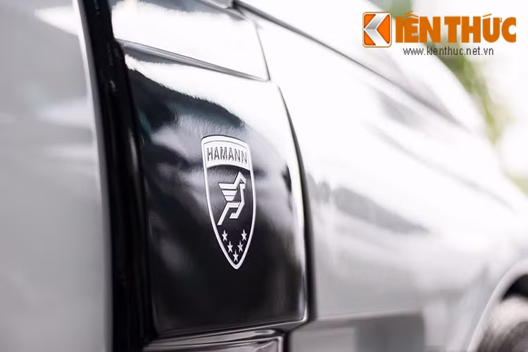 Các tấm ốp sườn với họa tiết đen trắng chạy dọc thân xe cùng dòng chữ Mystere và biểu tượng Hamann khiến bản độ này thực sự nổi bật.