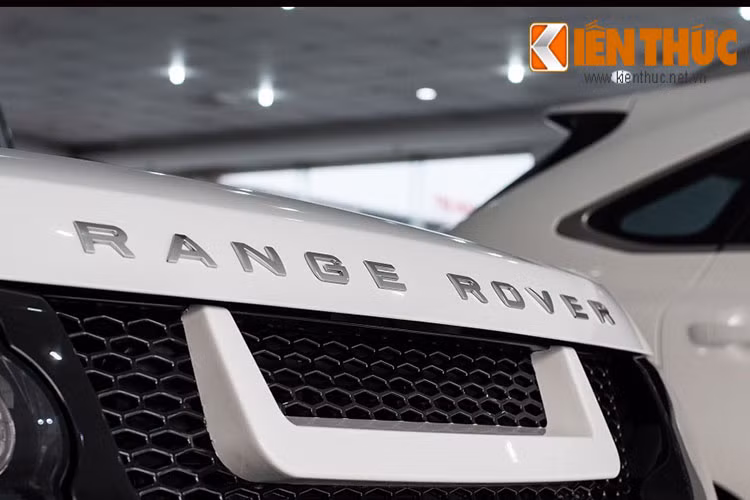 Lưới tản nhiệt cũng được phân mảng bởi một chi tiết hình chữ U đối xứng với cản trước.