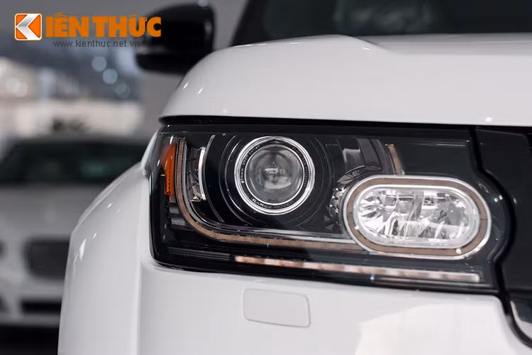 Hãng độ đến từ Đức cũng bổ sung 2 dải đèn LED chiếu sáng ban ngày chạy dọc đầu xe nhằm tăng tính thẩm mỹ.