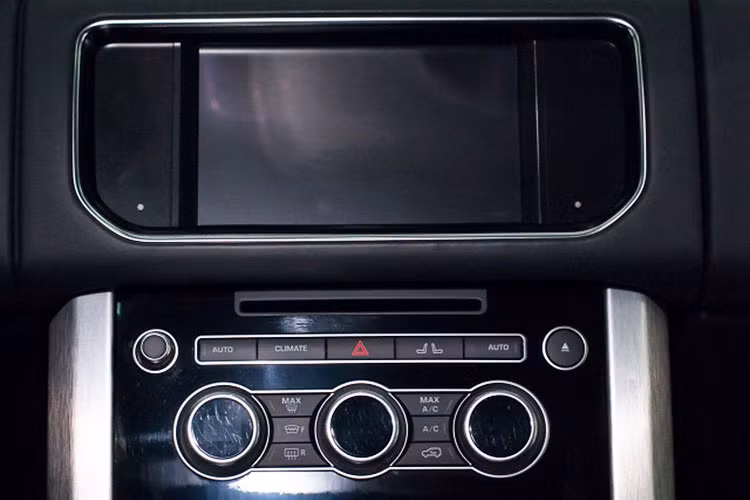 Nội thất xe hầu như không có thay đổi gì so với bản tiêu chuẩn với màn hình LCD trung tâm, hệ thống dẫn đường bằng vệ tinh, 5 camera quan sát quanh xe v.v..