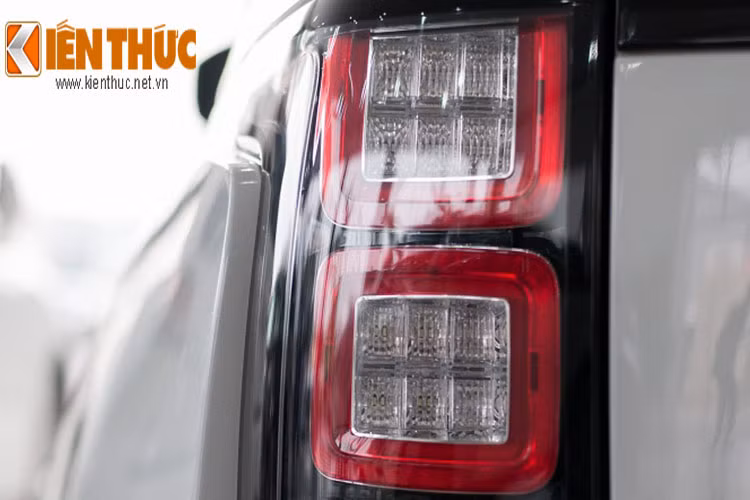 Đèn hậu được thiết kế dạng hình vuông chia ô với đèn Led tinh tế.