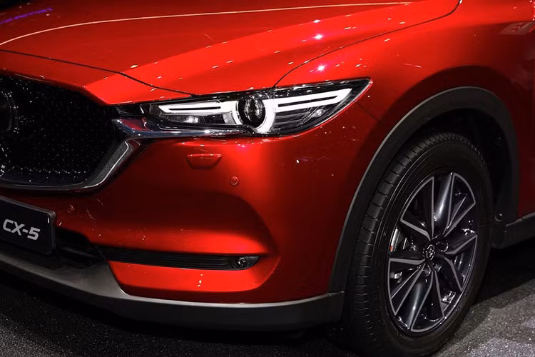 Lưới tản nhiệt rộng hơn, tạo hình dạng tổ ong thay vì thanh ngang như đời trước. Ở phía trước, cũng giống như CX-9, CX-5 mới có cặp đèn pha LED mỏng, dữ dằn và thể thao liền mạch cùng đường viền lưới tản nhiệt chạy nối liền với đèn pha mang phong cách cá tính hơn "người tiền nhiệm".