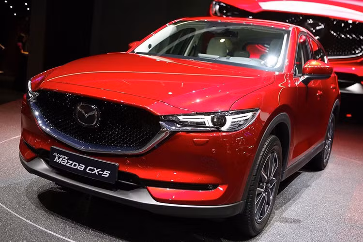 Mazda CX-5 2017 dự kiến bán ra tại thị trường Mỹ từ tháng 3 với 3 phiên bản trang bị, giá bán khởi điểm từ 25.000 USD. (khoảng 570 triệu đồng). Mẫu xe này sẽ cạnh tranh trực tiếp với đối thủ đồng hương cùng phân khúc là Honda CR-V hoàn toàn mới.