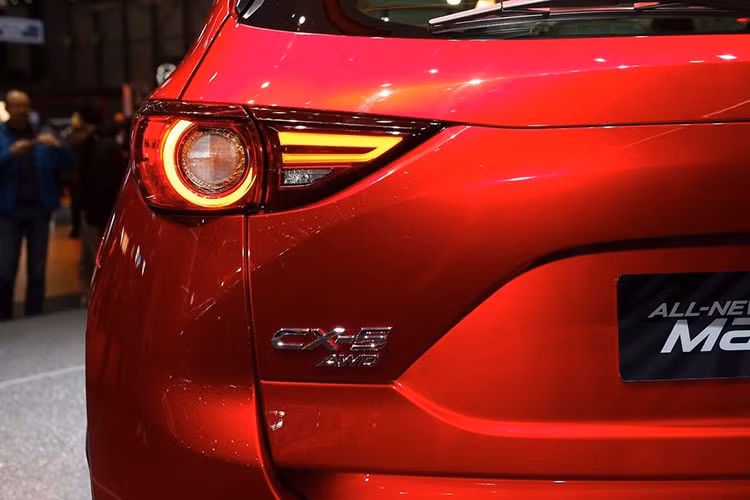 Mối liên hệ giữa CX-5 và CX-9 tiếp tục được thể hiện ở phía sau chiếc xe, với các đèn hậu LED thanh mảnh kéo dài. Tuy nhiên khác với CX-9, CX-5 không có dải chrome chạy nối liền giữa hai đèn hậu. Bộ vành 19 inch được thiết kế dạng 5 chấu kép khá thu hút mọi ánh nhìn.