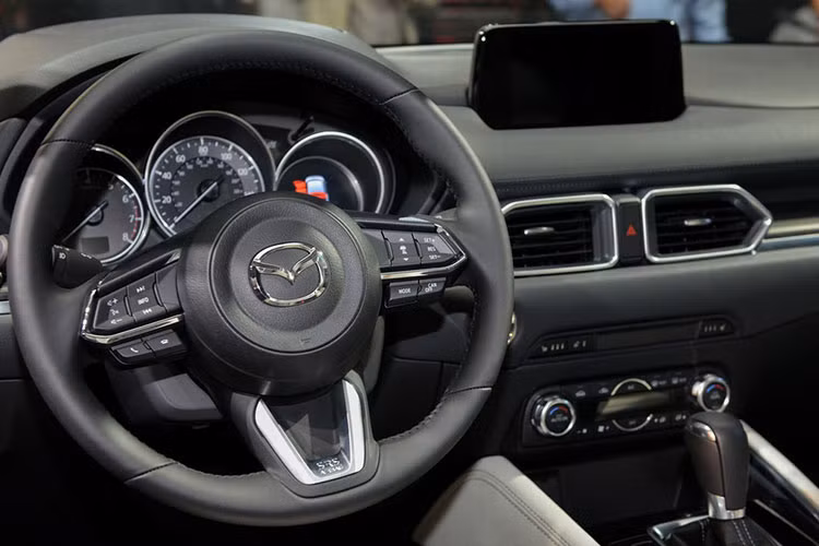 Trong khi đó, bảng đồng hồ của xe còn có màn hình hiển thị đa thông tin với kích thước 4,6 inch. Cùng với các hệ thống hỗ trợ như giữ ga tự động thông minh bằng sóng rada hay hệ thống đọc biển báo, các thông tin trực quan sẽ được thể hiện trên màn hình này.