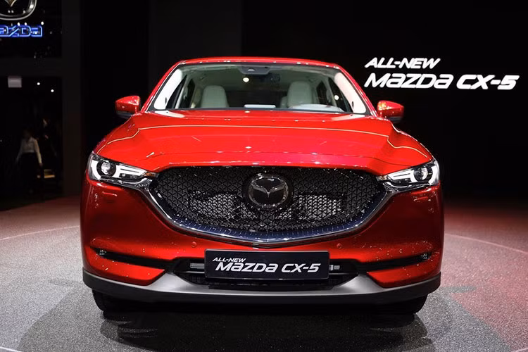 Về kích thước, Mazda CX-5 sẽ có chiều rộng lớn hơn đời trước 10 mm, trong khi đó cột A của Mazda CX-5 thế hệ mới đã được đẩy lùi lại khoảng 35 mm. Ngoại hình chiếc xe vuông vắn và góc cạnh hơn, thừa hưởng nhiều ngôn ngữ thiết kế từ "đàn anh" CX-9.