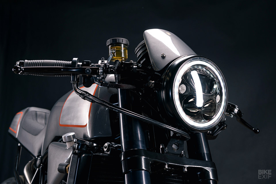 “Suốt quá trình học tôi luôn có người kèm. Anh ấy là người giàu kinh nghiệm trong lĩnh vực này nhưng đã không may qua đời gần một năm trước. Nó khiến tôi mất đi chỗ dựa. Những gì được học từ anh ấy giờ là kiến thức của riêng tôi”, Tony chia sẻ.