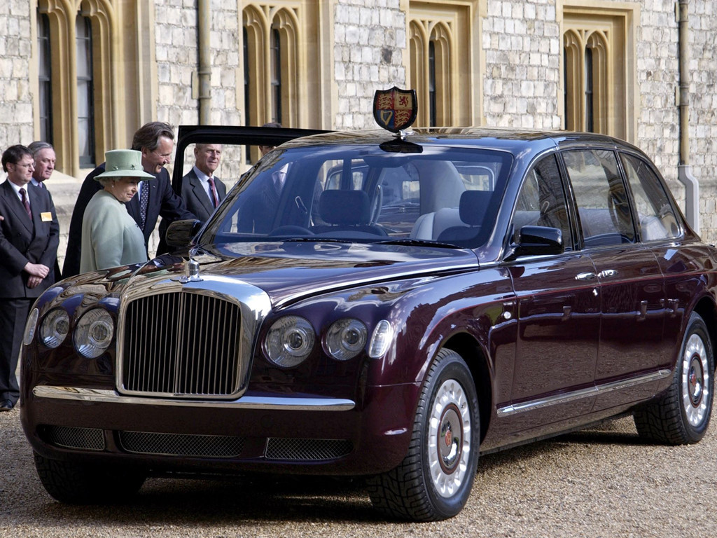 Chiếc Bentley State Limousine được hãng sản xuất tặng cho Nữ hoàng năm 2002 nhân dịp kỷ niệm 50 năm trị vì của bà. Xe không được được dùng cho lễ cưới nhưng phục vụ nhiều sự kiện của Hoàng gia. Có hai chiếc Bentley State Limousine trong gara của hoàng gia, mỗi chiếc có giá 13,4 triệu USD.