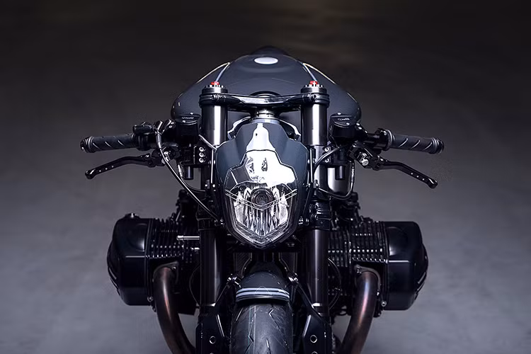 Chiếc xe được biến hóa lại theo phong cách Cafe Racer cổ điển, có thể thấy rõ qua thiết kế ghi đông thấp, ghế ngồi kiểu dành riêng cho một người. Garage thực hiện bản độ này đặt biệt danh cho chiếc xe có tên "Like a Like a car park in heaven".