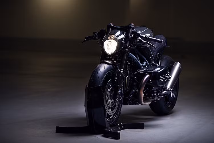 Mang kiêủ dang hoài cồ và được thiết kế theo phong cách Cafe Racer, tuy nhiên trên bàn độ này những người thợ đã sáng tạo hơn khí chế cháo chiếc môtô BMW R Nine T với kiểu dáng viễn tưởng đầy cá tính, đồng thời nâng sức mạnh nguyên bản của xe lên đến 147 mã lực.