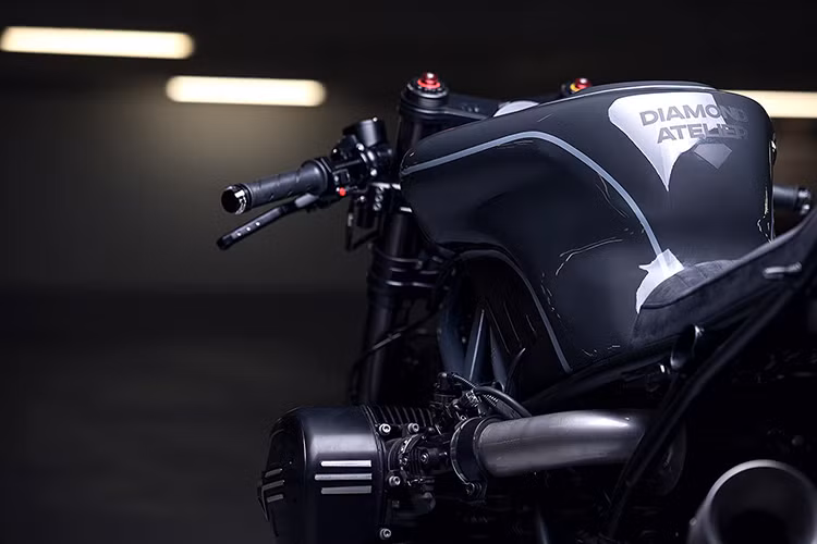 Hệ thống giảm xóc trước tích hợp bộ phuộc Wilbers ZF với công nghệ xe đua, kẹp phanh đôi Brembo Monobloc Custom và đĩa thắng Brembo 320mm. Phía trước cũng khác biệt hoàn toàn với nguyên bản với choá đèn góc cạnh và hầm hố. như một chú robot chiến đấu đầy dũng mãnh.