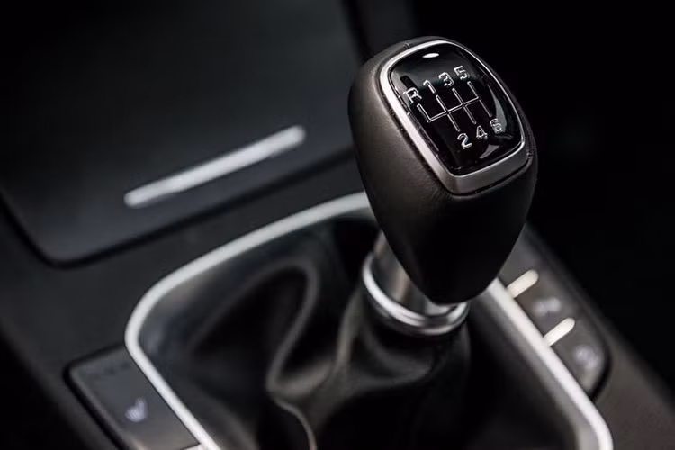 Hyundai i30 Fastback được trang bị 2 tùy chọn động cơ xăng tăng áp mới. Cấu hình thứ nhất là máy 1.4L T-GDI 4 xy-lanh 138 mã lực đi cùng hộp số sàn 6 cấp hoặc hộp số tự động ly hợp kép 7 cấp. Phiên bản máy xăng còn lại là 1.0L T-GDI 3 xy lanh 118 mã lực kết hợp hộp số sàn 6 cấp.