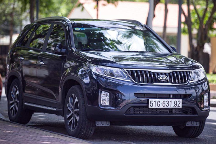 Trong khi Hyundai Thành Công đang chuẩn bị cho việc ra mắt SantaFe hoàn toàn mới 2019 thì Thaco vẫn đang dậm chân tại chỗ với mẫu Sorento cũ kỹ với thế hệ cũ đã xuất hiện từ năm 2009. Thay vì nâng cấp lên thế hệ tiếp theo, Thaco liên tục cải tiến và nâng cấp Kia Sorento cũ. Ở phiên bản 2018 mới nhất, Sorento sẽ chỉ có kiểu mâm mới.