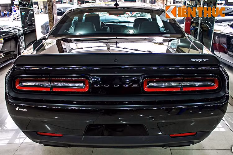 Cặp đèn hậu dạng led phía sau xe được thiết kế dạng "bẹt" giống như nhiều mẫu xe kinh điển của hãng trước đây, chính giữa phân đuôi là logo Dodge. Xe sở hữu cặp ống xả hạ thấp được đặt phía dưới cho hiệu suất cực kỳ mạnh mẽ.