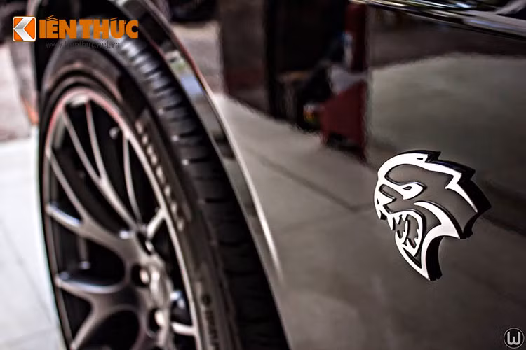 Thân xe được thiết kế khí động học nhưng vẫn mang vẻ cơ bắp của dòng xe cơ bắp Mỹ - Dodge Challenger. Biểu tượng của dòng xe công suất lớn Dodge Challenger SRT Hellcat 2015 cũng xuất hiện ở hai bên thân xe.