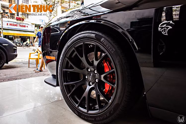  Dodge Challenger SRT Hellcat 2015 được trang bị bộ la-zăng 20 inch, đi kèm lốp Pirelli P Zero, phanh Brembo và hệ thống treo thể thao mới. Xe sở hữu hệ thống phanh có đường kính lớn nhất từng được trang bị cho một mẫu xe SRT.