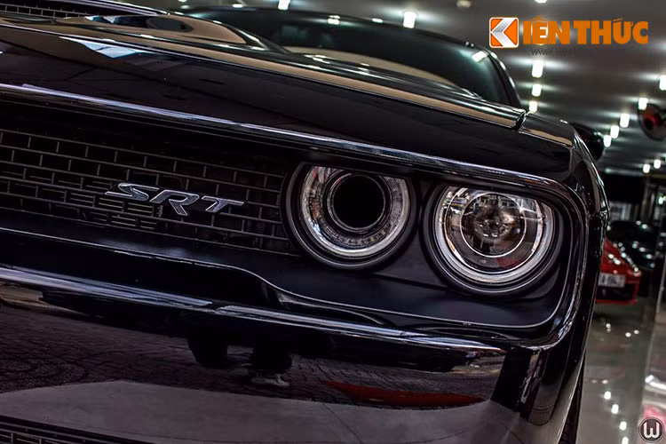 Dodge Challenger SRT Hellcat phiên bản 2015 về Việt Nam có diện mạo tương tự phiên bản tiêu chuẩn từng ra mắt. Mũi xe được thiết kế với cảm hứng từ Dodge Challenger 1971 từng xuất hiện trong các bộ phim hành động "kinh điển" của điện ảnh Mỹ.