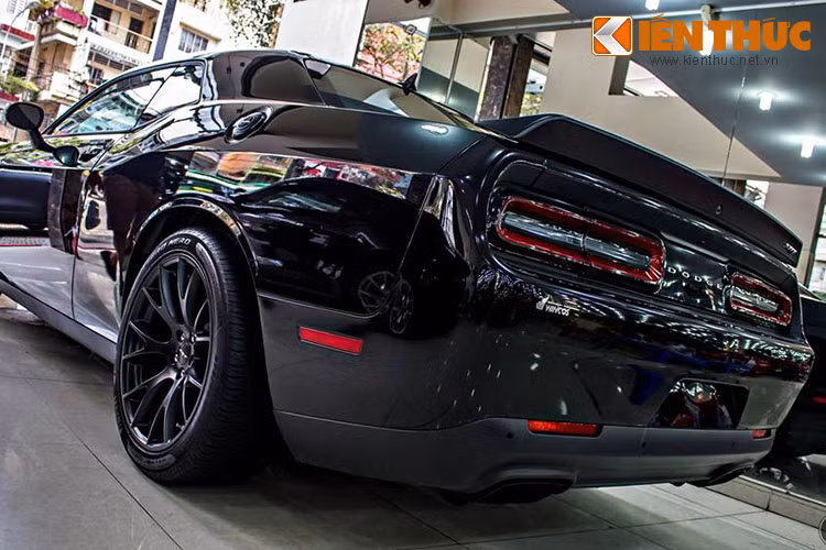 Đuôi xe được thiết kế phình ra ở phía bánh sau, nhưng lại thuôn gọn lại về cuối khiến người nhìn ngang có cảm giác như bánh sau bị phình và lồi ra ngoài. Xe được sơn toàn thân cùng cả 4 bánh với màu đen bóng, chỉ có một số chi tiết đèn phản quang màu đỏ được lắp thêm.