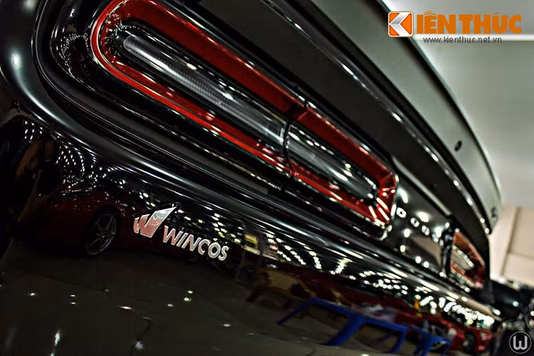 Ngoài những chi tiết, màu sơn tạo điểm nhấn và được làm bằng thủ công..., về tổng quan Dodge Challenger SRT Hellcat 2015 không quá khác biệt với xe tiêu chuẩn.