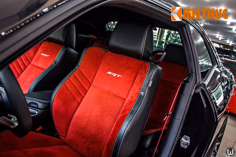Logo SRT được thêu trên ghế thể thao bọc da Nappa và Alcantara cùng nhiều chi tiết bên trong nội thất được làm thủ công cực kỳ bắt mắt.