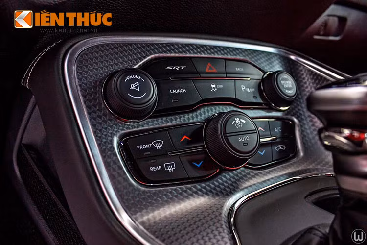 Xe cũng có thêm một số tính năng vận hành mới với các thiết lập kiểm soát sức mạnh, tốc độ chuyển số, trợ lái, điều chỉnh độ bám đường và hệ thống treo cải tiến. Người lái có thể lựa chọn một số chế độ có sẵn gồm, bao gồm Sport, Track hoặc thiết lập mặc định.