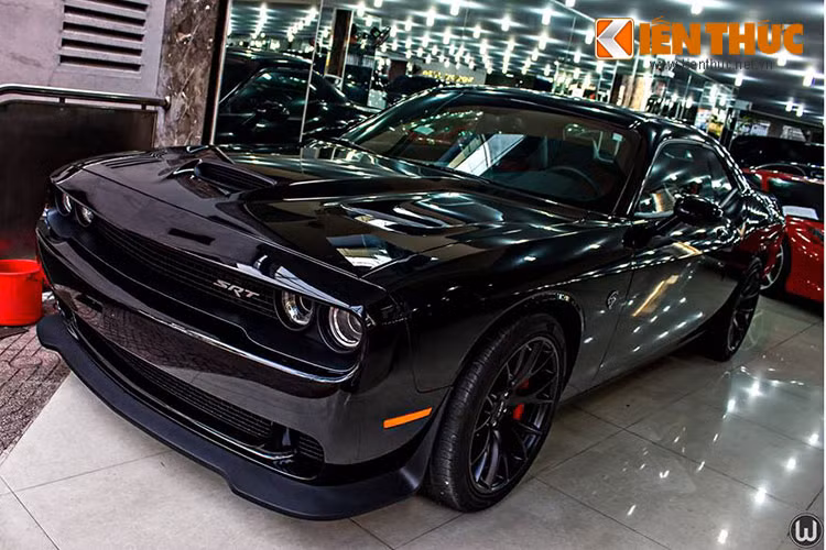 "Siêu phẩm" làng xe cơ bắp Dodge Challenger SRT Hellcat phiên bản 2015 vừa cập cảng Sài Gòn và cũng là chiếc Challenger SRT đời mới đầu tiên tại Việt Nam. Xe được chủ nhân tại TP HCM đặt hàng từ nước ngoài về Việt Nam sau hơn 4 tháng.