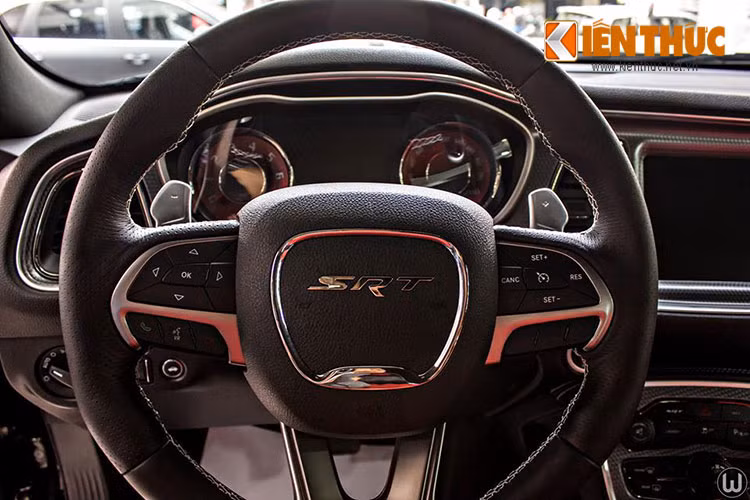 Xe sở hữu vô-lăng thể thao 3 chấu bọc da có tính năng sưởi ẩm cùng các nút bấm tiện ích đi kèm. Hệ thống giải trí trên xe thông qua màn hình LCD cùng với kết nối USB và đầu đọc thẻ SD...