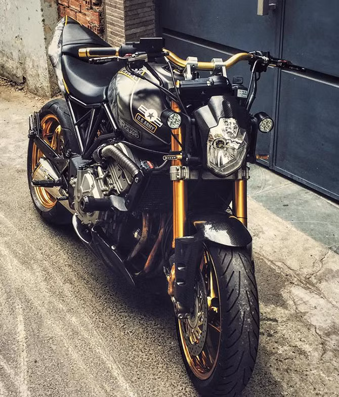 Trên bản độ đầy sáng tạo này, toàn thân bộ phân khung xe đã được độ lại dữ dằn hơn với bộ khung sườn mắt cáo đặc trưng của phong cách Streetfighter - bên cạnh đó xe cũng sở hữu vẻ ngoài đầy bắt mắt và cứng cáp hơn so với trước đây.