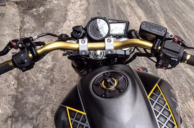 Ngoài ra trên bản độ này, chiếc xe còn được chủ nhân trang bị một số đồ chơi "hàng hiệu" cực chất như đồng hồ Koso RX2, cặp tay thắng Biker, bao tay Barracuda, nắp bình xăng Driven cùng bộ ghi đông Accossato...