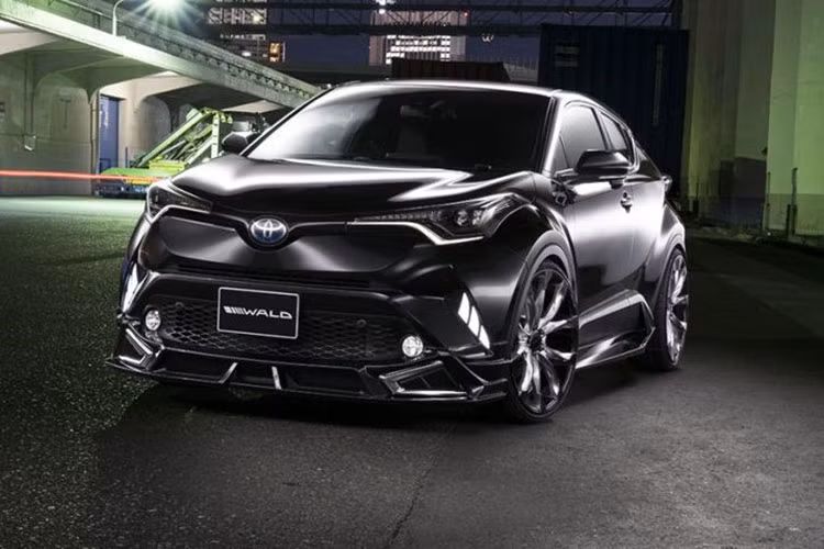 Toyota C-HR là chiếc crossover được yêu thích tại nhiều thị trường trên thế giới hiện nay. Tại Việt Nam, mẫu xe này được nhập về với dạng tư nhân với giá bán khoảng 1,8 tỷ đồng.