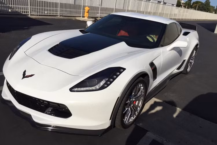 Chevrolet Corvette C7 Z06 đầu tiên xuất hiện tại Việt Nam vào giữa tháng 11/2015. Trên chiếc xe màu trắng này, sở hữu ngoại thất trắng muốt cùng điểm nhấn là các chi tiết như nắp capô, hốc gió bên sườn, đuôi cá và cản va sau màu đen bóng đối lập. Oử phần đầu, xe sử dụng đèn pha xenon và dải đèn LED định vị hai bên khá bắt mắt.